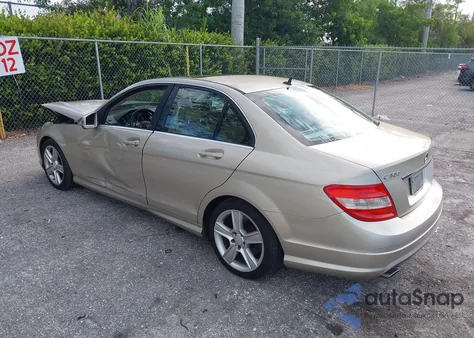 2010 Mercedes-Benz C 300 Sport z USA, uszkodzony, nr VIN WDDGF5EB5AR106130